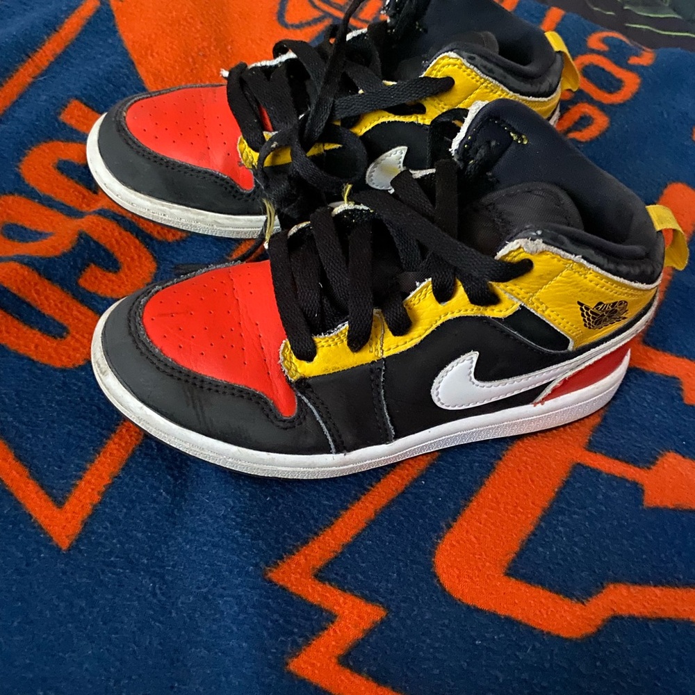 JORDAN 1 MID SE AMARILLO TEAM ORANGE!!!